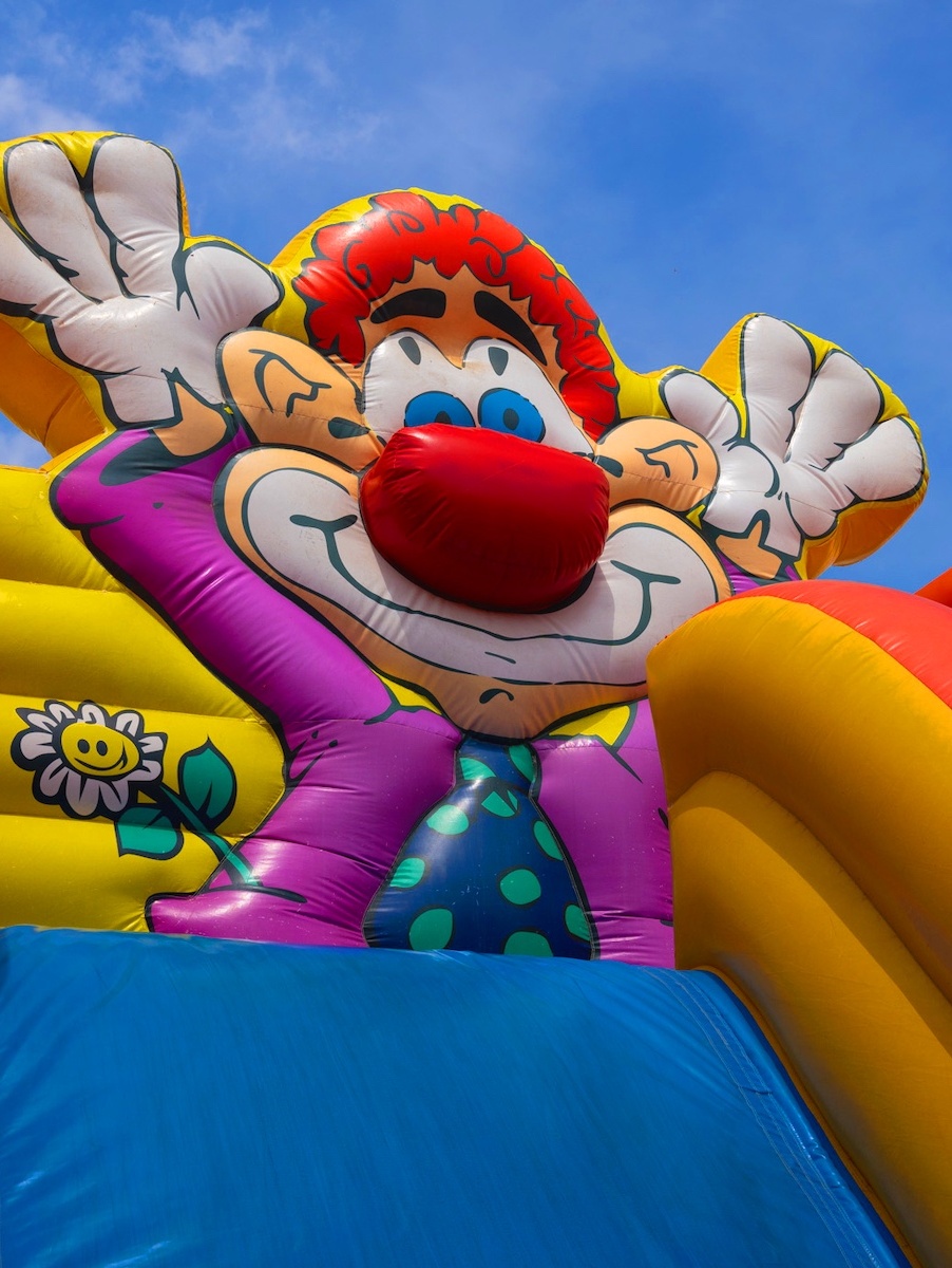 Eine bunte Clowns Hüpfburg des Kinder Hüpfburgenparks der Familie Gassmann.